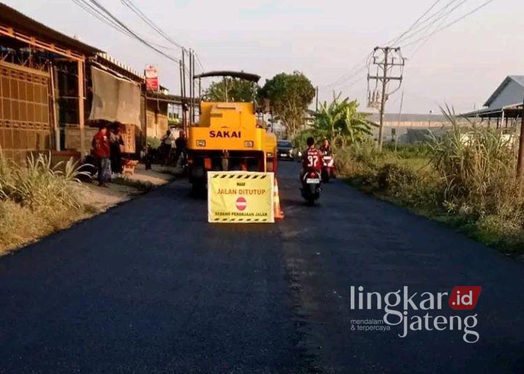 Jalan penghubung Kecamatan Winong dan Jakenan di Kabupaten Pati diperbaiki dengan pelapisan aspal hotmix, Rabu, 8 Juli 2026. (Lingkarjateng Group Network/Lingkarjateng.id)