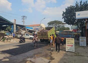 Dikeluhkan Warga, 2 Ruas Jalan Rusak di Ngaliyan Semarang Mulai Diperbaiki