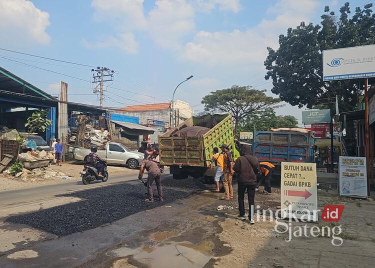 Dikeluhkan Warga, 2 Ruas Jalan Rusak di Ngaliyan Semarang Mulai Diperbaiki 25 Perbaikan di salah satu ruas jalan di Kecamatan Ngaliyan, Kota Semarang, Minggu, 19 Juli 2026. (Humas Pemkot Semarang/Lingkarjateng.id)