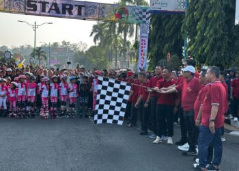 Bupati Jepara, M. Ibnu Hajar, saat melepas peserta jalan sehat dalam rangka peringatan Hari Koperasi ke-79 di Alun-alun Jepara, Jumat, 3 Juli 2026. (Tomi Budianto/Lingkarjateng.id)