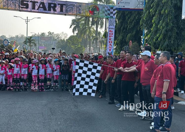 Ribuan Warga Ramaikan Peringatan Hari Koperasi ke-79 di Alun-alun Jepara 25 Bupati Jepara, M. Ibnu Hajar, saat melepas peserta jalan sehat dalam rangka peringatan Hari Koperasi ke-79 di Alun-alun Jepara, Jumat, 3 Juli 2026. (Tomi Budianto/Lingkarjateng.id)