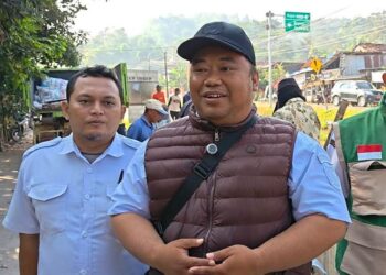 Kepala Bidang Prasarana, Sarana, dan Penyuluhan (PSP) DKPP Kabupaten Pekalongan, Sutanto, memberikan keterangan kepada awak media di sela kegiatan bersih-bersih sampah dan sedimentasi saluran irigasi Sudikampir, Desa Kalipancur, Kecamatan Bojong pada Rabu, 15 Juli 2026. (Fahri Akbar/Lingkarjateng.id)
