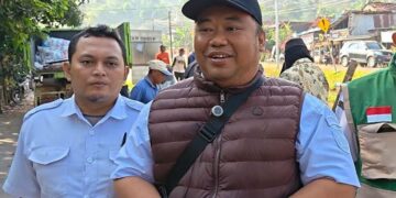 Perkuat Mitigasi Kekeringan, Pemkab Pekalongan Dorong Percepatan Normalisasi Irigasi 10 Kepala Bidang Prasarana, Sarana, dan Penyuluhan (PSP) DKPP Kabupaten Pekalongan, Sutanto, memberikan keterangan kepada awak media di sela kegiatan bersih-bersih sampah dan sedimentasi saluran irigasi Sudikampir, Desa Kalipancur, Kecamatan Bojong pada Rabu, 15 Juli 2026. (Fahri Akbar/Lingkarjateng.id)