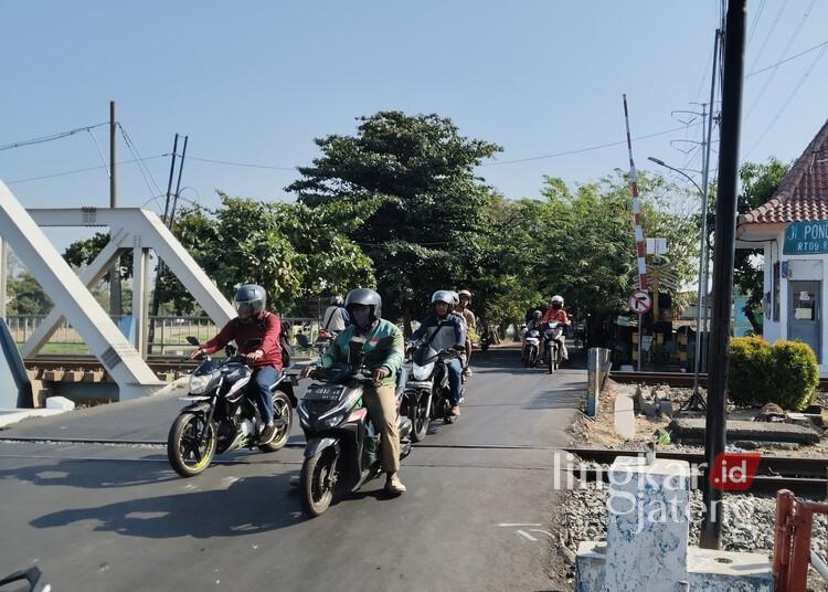 Sepeda Motor Terobos Palang Rel Tertabrak Kereta di Semarang, 1 Siswa SD Tewas 25 Lokasi palang pintu kereta api di Jalan Kokrosono, Kecamatan Semarang Tengah, Kota Semarang. (Syahril Muadz/Lingkarjateng.id)