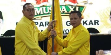 Persiapan Hadapi Pemilu 2029, Golkar Jateng Fokus Konsolidasi Internal 10 Wakil Ketua DPD Golkar Jateng, Anton Lemi (kiri), menyerahkan tongkat kepemimpinan DPD II Partai Golkar Kabupaten Wonosobo kepada Imam Teguh Purnomo di Kota Semarang pada Jumat, 24 Juli 2026. (dok for Lingkarjateng.id)
