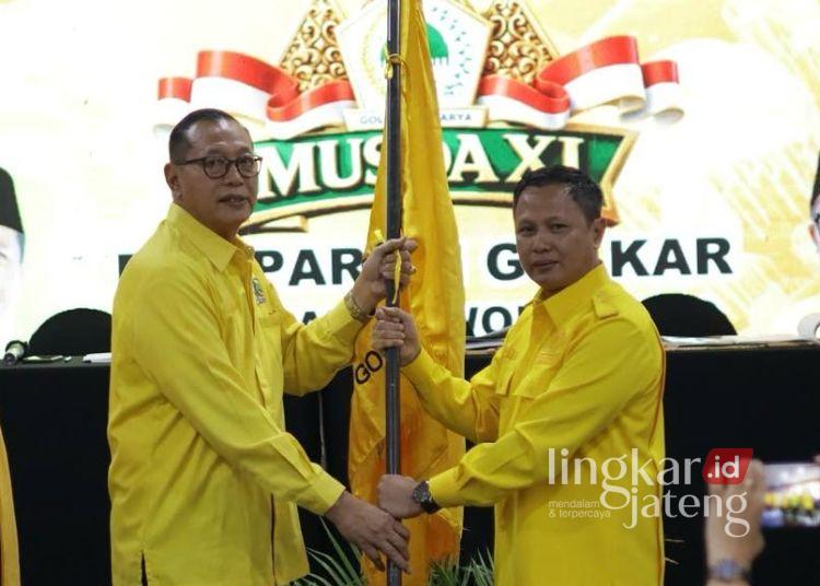 Wakil Ketua DPD Golkar Jateng, Anton Lemi (kiri), menyerahkan tongkat kepemimpinan DPD II Partai Golkar Kabupaten Wonosobo kepada Imam Teguh Purnomo di Kota Semarang pada Jumat, 24 Juli 2026. (dok for Lingkarjateng.id)