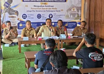 Plt Bupati Pekalongan, Sukirman, berdialog dengan puluhan wartawan dalam kegiatan Ngopi Bareng Forum Lintas Wartawan se-Kabupaten Pekalongan di salah satu rumah makan di Kecamatan Wiradesa, Kabupaten Pekalongan, Selasa, 21 Juli 2026. (Fahri Akbar/Lingkarjateng.id)