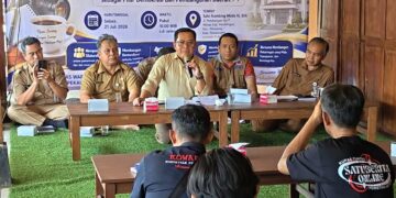 Plt Bupati Pekalongan Wacanakan Jaminan Sosial Ketenagakerjaan bagi Wartawan 10 Plt Bupati Pekalongan, Sukirman, berdialog dengan puluhan wartawan dalam kegiatan Ngopi Bareng Forum Lintas Wartawan se-Kabupaten Pekalongan di salah satu rumah makan di Kecamatan Wiradesa, Kabupaten Pekalongan, Selasa, 21 Juli 2026. (Fahri Akbar/Lingkarjateng.id)