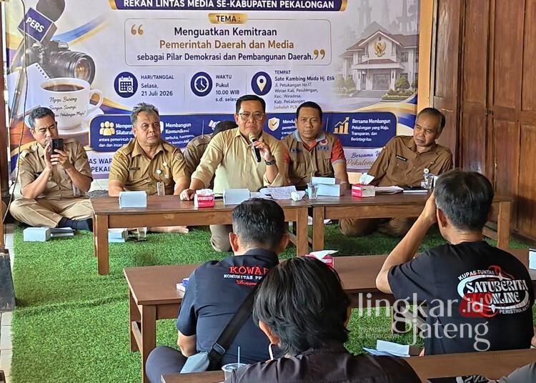 Plt Bupati Pekalongan Wacanakan Jaminan Sosial Ketenagakerjaan bagi Wartawan 25 Plt Bupati Pekalongan, Sukirman, berdialog dengan puluhan wartawan dalam kegiatan Ngopi Bareng Forum Lintas Wartawan se-Kabupaten Pekalongan di salah satu rumah makan di Kecamatan Wiradesa, Kabupaten Pekalongan, Selasa, 21 Juli 2026. (Fahri Akbar/Lingkarjateng.id)