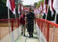 Panglima Kodam IV/Diponegoro, Mayjen TNI Achiruddin, didampingi Plt Bupati Pekalongan, Sukirman, saat meresmikan Jembatan Gantung Garuda di Desa Galangpengampon, Kecamatan Wonopringgo, Kabupaten Pekalongan, Kamis, 23 Juli 2026. (Fahri Akbar/Lingkarjateng.id)