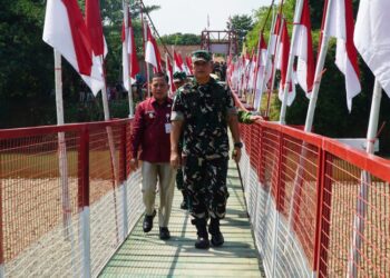Resmi Beroperasi, Plt Bupati Pekalongan Ajak Warga Jaga Jembatan Gantung Garuda Galangpengampon 31 Panglima Kodam IV/Diponegoro, Mayjen TNI Achiruddin, didampingi Plt Bupati Pekalongan, Sukirman, saat meresmikan Jembatan Gantung Garuda di Desa Galangpengampon, Kecamatan Wonopringgo, Kabupaten Pekalongan, Kamis, 23 Juli 2026. (Fahri Akbar/Lingkarjateng.id)