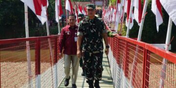 Panglima Kodam IV/Diponegoro, Mayjen TNI Achiruddin, didampingi Plt Bupati Pekalongan, Sukirman, saat meresmikan Jembatan Gantung Garuda di Desa Galangpengampon, Kecamatan Wonopringgo, Kabupaten Pekalongan, Kamis, 23 Juli 2026. (Fahri Akbar/Lingkarjateng.id)
