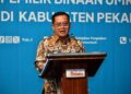 Plt. Bupati Pekalongan Sukirman menyampaikan sambutan sekaligus membuka kegiatan pembekalan kapasitas pelaku usaha di Hotel Nirwana, Kamis, 16 Juli 2026. (Fahri Akbar/Lingkarjateng.id)