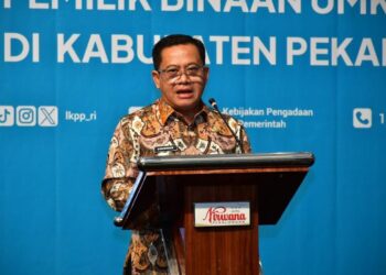 Plt Bupati Pekalongan Tekankan Pentingnya Pelaku Usaha Pahami Aturan Pengadaan Barang-Jasa 26 Plt. Bupati Pekalongan Sukirman menyampaikan sambutan sekaligus membuka kegiatan pembekalan kapasitas pelaku usaha di Hotel Nirwana, Kamis, 16 Juli 2026. (Fahri Akbar/Lingkarjateng.id)