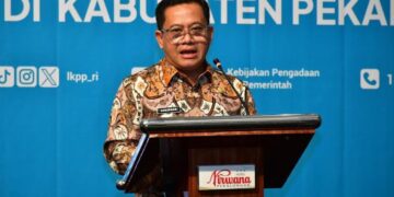 Plt. Bupati Pekalongan Sukirman menyampaikan sambutan sekaligus membuka kegiatan pembekalan kapasitas pelaku usaha di Hotel Nirwana, Kamis, 16 Juli 2026. (Fahri Akbar/Lingkarjateng.id)