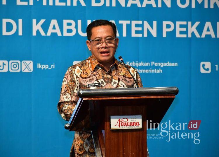 Plt Bupati Pekalongan Tekankan Pentingnya Pelaku Usaha Pahami Aturan Pengadaan Barang-Jasa 25 Plt. Bupati Pekalongan Sukirman menyampaikan sambutan sekaligus membuka kegiatan pembekalan kapasitas pelaku usaha di Hotel Nirwana, Kamis, 16 Juli 2026. (Fahri Akbar/Lingkarjateng.id)
