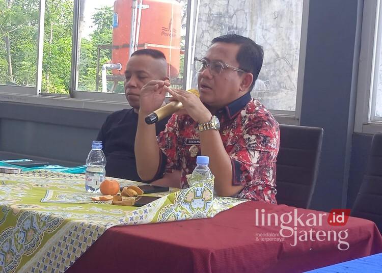 Plt Bupati Pekalongan, Sukirman, saat menghadiri acara silaturahmi dengan insan media di Rumah Makan Kampung Damai, Kecamatan Karanganyar, Kabupaten Pekalongan, Kamis, 2 Juli 2026. (Fahri Akbar/Lingkarjateng.id)