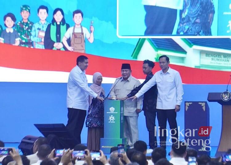 Presiden RI Prabowo Subianto saat meresmikan akad massal KPR Subsidi dan KUR Perumahan di Perumahan Puri Delta City Side, Kabupaten Batang, Kamis, 30 Juli 2026. (Lingkarjateng.id)