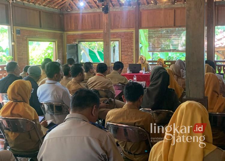 RTRW Demak Direvisi, Sektor Pariwisata dan Perdagangan Jasa Masuk Prioritas Pengembangan 25 Focus Group Discussion II Revisi RTRW Kabupaten Demak 2027–2046 yang digelar di salah satu resto di Kabupaten Demak, Selasa, 21 Juli 2026. (M. Burhanuddin Aslam/Lingkarjateng.id)