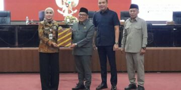 Raperda Pertanggungjawaban APBD 2025 Disetujui, Ketua DPRD Kendal Beri Sejumlah Catatan 10 Ketua DPRD Kendal, Mahfud Sodiq, menyerahkan kepada Bupati Kendal, Dyah Kartika Permanasari persetujuan Raperda Pertanggungjawaban Pelaksanaan APBD Kabupaten Kendal Tahun Anggaran 2025 pada Selasa, 7 Juli 2026. (Anik Kustiani/Lingkarjatengid)