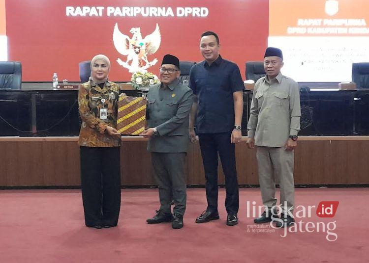 Raperda Pertanggungjawaban APBD 2025 Disetujui, Ketua DPRD Kendal Beri Sejumlah Catatan 25 Ketua DPRD Kendal, Mahfud Sodiq, menyerahkan kepada Bupati Kendal, Dyah Kartika Permanasari persetujuan Raperda Pertanggungjawaban Pelaksanaan APBD Kabupaten Kendal Tahun Anggaran 2025 pada Selasa, 7 Juli 2026. (Anik Kustiani/Lingkarjatengid)