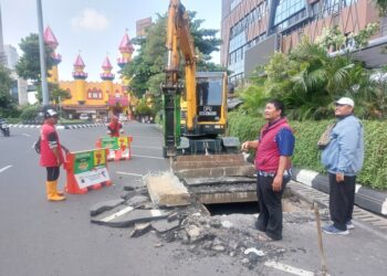 Pembongkaran tutup drainase di kawasan Simpang Lima Kota Semarang baru-baru ini. (Humas Pemkot Semarang/Lingkarjateng.id)