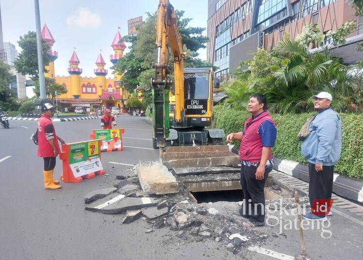 Simpang Lima Semarang Direvitalisasi, Shelter Kuliner Turut Ditata Ulang 25 Pembongkaran tutup drainase di kawasan Simpang Lima Kota Semarang baru-baru ini. (Humas Pemkot Semarang/Lingkarjateng.id)