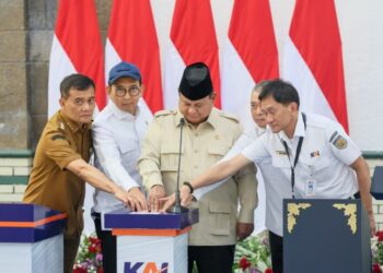 Gubernur Jawa Tengah Ahmad Luthfi (kiri) ikut meresmikan revitalisasi Stasiun Semarang Tawang pada Kamis, 30 Juli 2026. (dok for Lingkarjateng.id)