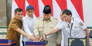 Gubernur Jawa Tengah Ahmad Luthfi (kiri) ikut meresmikan revitalisasi Stasiun Semarang Tawang pada Kamis, 30 Juli 2026. (dok for Lingkarjateng.id)