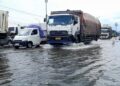 Bupati Demak Ungkap Progres Rencana Proyek Giant Sea Wall di Pesisir Kota Wali 33 Kendaraan menerjang rob yang merendam Jalan Pantura Demak-Semarang. (M. Burhanuddin Aslam/Lingkarjateng.id)