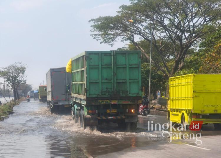 Banjir rob menggenangi salah satu titik di Jalan Pantura Kabupaten Demak, Kamis, 16 Juli 2026. (M. Burhanuddin Aslam/Lingkarjateng.id)