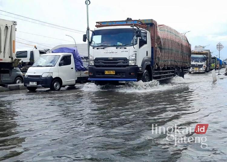 Bupati Demak Ungkap Progres Rencana Proyek Giant Sea Wall di Pesisir Kota Wali 25 Kendaraan menerjang rob yang merendam Jalan Pantura Demak-Semarang. (M. Burhanuddin Aslam/Lingkarjateng.id)