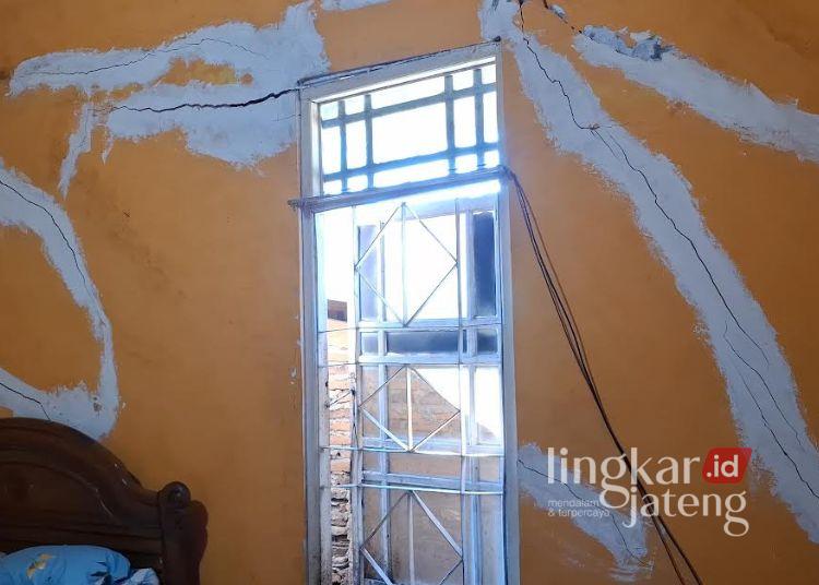 Tampak tembok rumah warga mengalami retak diduga dampak dari proyek Mall Pakuwon di kawasan kawasan Gombel lama, Kota Semearang, Senin, 27 Juli 2026. (Syahril Muadz/Lingkarjateng.id)