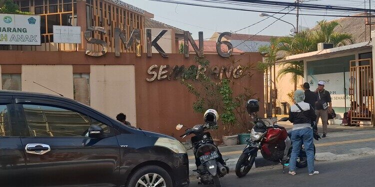 Suasana SMKN 6 Kota Semarang usai adanya keracunan massal yang diduga disebabkan menu MBG, Jumat, 31 Juli 2026. (Syahril Muadz/Lingkarjateng.id)
