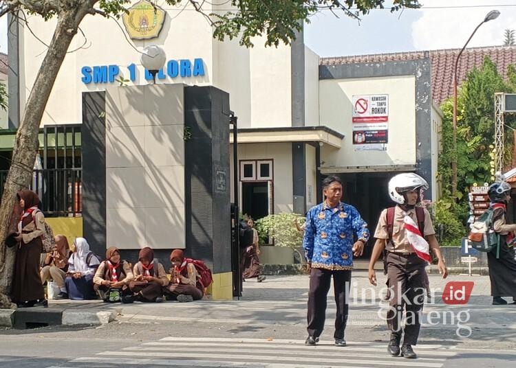 Blora Hapus Penggunaan Seragam Batik bagi Siswa Baru, Ini Alasannya 25 Suasana pulang sekolah di SMPN 1 Blora, Selasa, 14 Juli 2026. (Eko Wicaksono/Lingkarjateng.id)