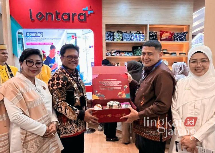 Wali Kota Salatiga Robby Hernawan bersama Ketua TP PKK Retno Robby Hernawan saat menyambangi stan pameran Kota Salatiga di Indonesia City Expo (ICE) 2026, Rabu, 1 Juli 2026. (Dok.Prokompim Setda Salatiga/Lingkarjateng.id)