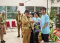 BLT DBHCHT Tahap II Cair, Ratusan Buruh Rokok di Salatiga Terima Rp600 Ribu 31 Wali Kota Salatiga Robby Hernawan secara simbolis menyerahkan BLT DBHCHT tahap kedua kepada perwakilan buruh rokok di PT Agric Amarga Jaya, Senin, 27 Juli 2026. (Dok Prokompim Setda Salatiga/Lingkarjateng.id)