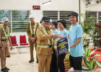 BLT DBHCHT Tahap II Cair, Ratusan Buruh Rokok di Salatiga Terima Rp600 Ribu 28 Wali Kota Salatiga Robby Hernawan secara simbolis menyerahkan BLT DBHCHT tahap kedua kepada perwakilan buruh rokok di PT Agric Amarga Jaya, Senin, 27 Juli 2026. (Dok Prokompim Setda Salatiga/Lingkarjateng.id)