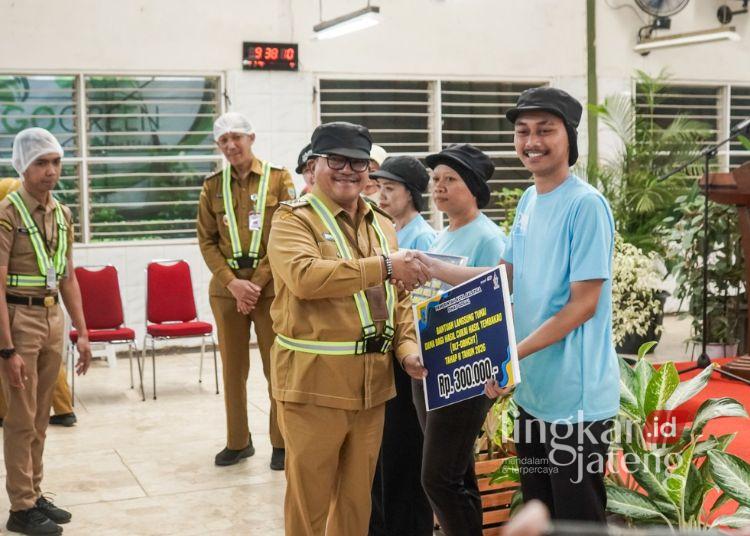 Wali Kota Salatiga Robby Hernawan secara simbolis menyerahkan BLT DBHCHT tahap kedua kepada perwakilan buruh rokok di PT Agric Amarga Jaya, Senin, 27 Juli 2026. (Dok Prokompim Setda Salatiga/Lingkarjateng.id)