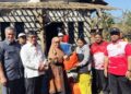 Anggota Komisi E DPRD Provinsi Jawa Tengah, Ida Nurul Farida, menyalurkan bantuan kepada korban kebakaran di Dusun Cabean Kulon, Desa Karangduren, Kecamatan Tengaran, Kabupaten Semarang, Jumat, 10 Juli 2026. (dok for Lingkarjateng.id)