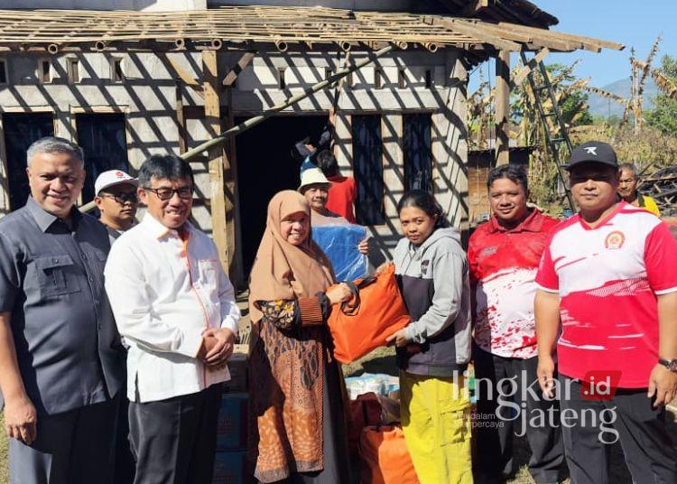 Sambangi Korban Kebakaran di Semarang, Ida Nurul Farida Desak Bantuan Rehabilitasi Rumah 25 Anggota Komisi E DPRD Provinsi Jawa Tengah, Ida Nurul Farida, menyalurkan bantuan kepada korban kebakaran di Dusun Cabean Kulon, Desa Karangduren, Kecamatan Tengaran, Kabupaten Semarang, Jumat, 10 Juli 2026. (dok for Lingkarjateng.id)