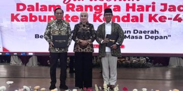 Sarasehan Hari Jadi ke-421 Kendal, Pemkab Hadirkan Tokoh Nasional 10 Bupati Kendal Dyah Kartika Permanasari memberikan cinderamata kepada narasumber dalam acara sarasehan peringatan hari jadi ke-421 Kendal di Pendopo Tumenggung Bahurekso pada Selasa, 21 Juli 2026. (Anik Kustiani/Lingkarjateng.id)