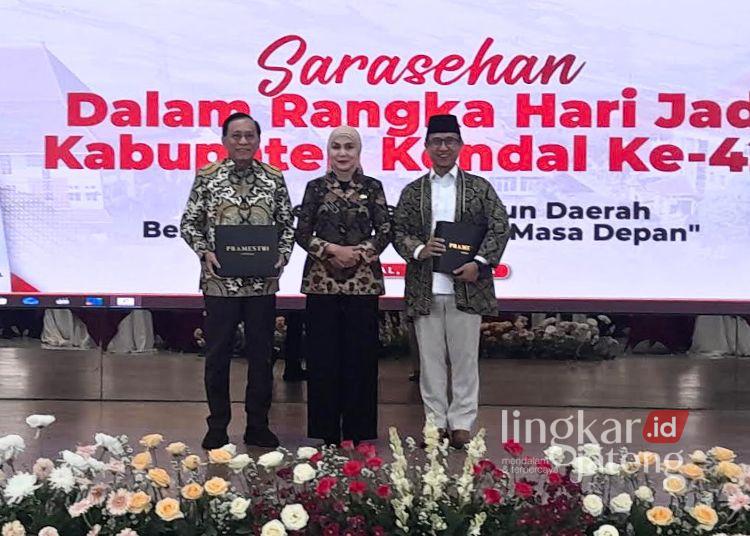 Sarasehan Hari Jadi ke-421 Kendal, Pemkab Hadirkan Tokoh Nasional 25 Bupati Kendal Dyah Kartika Permanasari memberikan cinderamata kepada narasumber dalam acara sarasehan peringatan hari jadi ke-421 Kendal di Pendopo Tumenggung Bahurekso pada Selasa, 21 Juli 2026. (Anik Kustiani/Lingkarjateng.id)