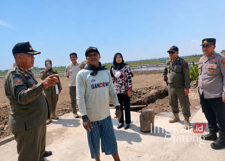 Satpol PP Kendal Cek Lokasi Dugaan Alih Fungsi Lahan Pertanian di Rowosari 25 Tim gabungan Satpol PP Kendal meninjau lokasi dugaan alih fungsi lahan pertanian di Kecamatan Rowosari. (dok for Lingkarjateng.id)