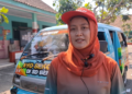 Kisah Inspiratif SD di Tengaran, Guru Patungan Beli Mobil Bekas Angkot Disulap Jadi Armada Antar Siswa 31 Gani Prasasti, salah satu guru yang dipercaya menjadi sopir antar siswa usai jam mengajarnya selesai. Foto : Hesty/Lingkar