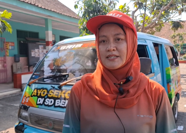 Kisah Inspiratif SD di Tengaran, Guru Patungan Beli Mobil Bekas Angkot Disulap Jadi Armada Antar Siswa 25 Gani Prasasti, salah satu guru yang dipercaya menjadi sopir antar siswa usai jam mengajarnya selesai. Foto : Hesty/Lingkar
