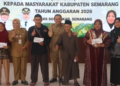 Bupati Semarang, Ngesti Nugraha menyerahkan BLT DBHCHT 2026 kepada penerima manfaat di Pendopo Rumah Dinas Bupati Semarang. Foto: Hesty Imaniar/Lingkar