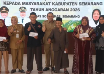 Bupati Semarang, Ngesti Nugraha menyerahkan BLT DBHCHT 2026 kepada penerima manfaat di Pendopo Rumah Dinas Bupati Semarang. Foto: Hesty Imaniar/Lingkar