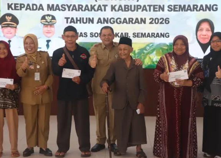 Bupati Semarang, Ngesti Nugraha menyerahkan BLT DBHCHT 2026 kepada penerima manfaat di Pendopo Rumah Dinas Bupati Semarang. Foto: Hesty Imaniar/Lingkar