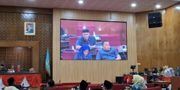 Pokir Anggaran 2027 Terancam Terpangkas, Bupati Semarang Tegaskan Begini 10 Protes soal rencana pemangkasan pokir muncul pada Rapat Paripurna DPRD Kabupaten Semarang, Jumat (10/7). Foto: Hesty/Lingkar